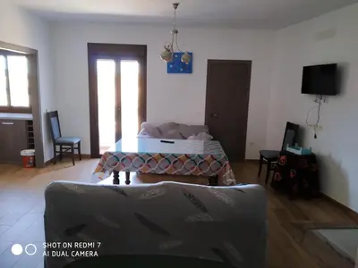 Una televisión o centro de entretenimiento en Casa Los Caños de Setenil
