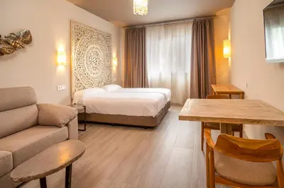 Cama o camas de una habitación en Apartamentos Sevilla Este by QHotels