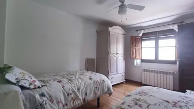 Cama o camas de una habitación en Paredejas del Rey