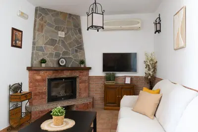 Una televisión o centro de entretenimiento en Casa Los Olivos Álora - Caminito del Rey