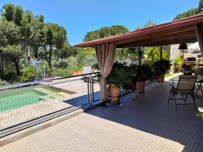 Piscina en o cerca de CABAÑA DE MADERA JUNTO AL LAGO LAS JARAS