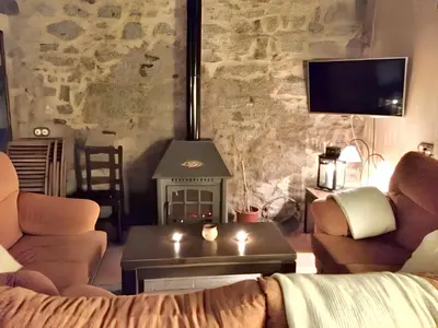 Una televisión o centro de entretenimiento en Comfortable House with Shared Pool in Alcaracejos
