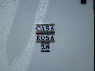 Certificado, premio, señal o documento que está expuesto en Casa La Rosa