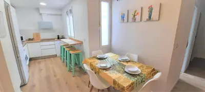 Una cocina o zona de cocina en San Pedro Parking Gratis Coche Mediano
