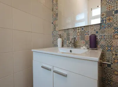 Un baño de Urban Pulses Alameda Jacuzzi Privado