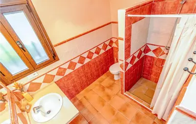 Un baño de Nice Home In Cañete La Real