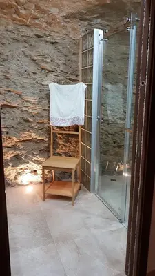 Un baño de Casa Cueva El Arrabal
