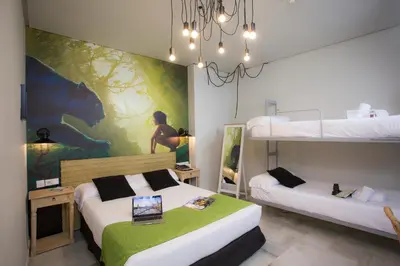 Cama o camas de una habitación en Casual de las Letras Sevilla