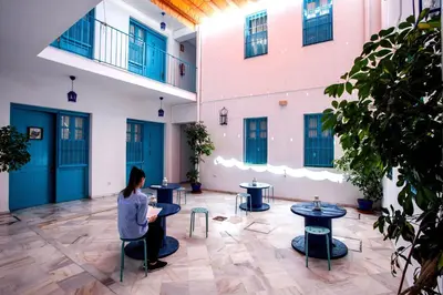 Zona de estar de Casual de las Letras Sevilla