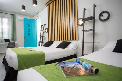 Cama o camas de una habitación en Casual de las Letras Sevilla