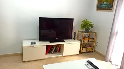 Una televisión o centro de entretenimiento en Sol Centro Apartment A