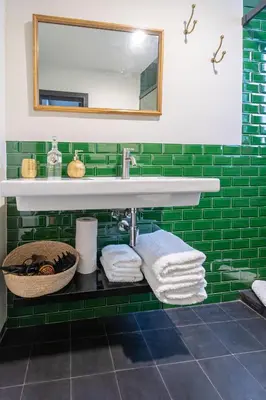 Un baño de Garci Deluxe Suite by Valcambre