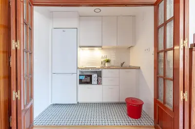 Una cocina o zona de cocina en Apartamento luminoso y acogedor en Sevilla. A/C.