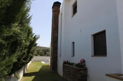 Jardín al aire libre en Villa Madodos con piscina privada, jacuzzi, barbacoa y chimenea