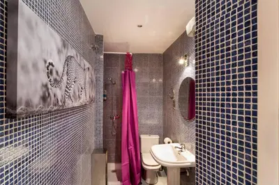 Un baño de PRETTY DUPLEX IN BOHEMIAN DISTRICT-CITY CENTER