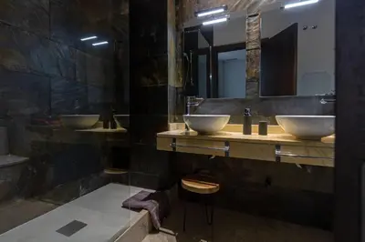 Un baño de Alkazar Gardens Old Town 6 pax
