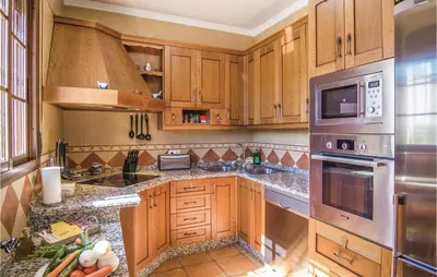 Una cocina o zona de cocina en Stunning Home In Iznájar With Wifi