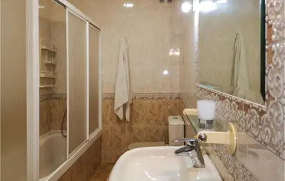 Un baño de Stunning Home In Olvera