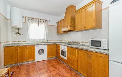 Una cocina o zona de cocina en Nice Home In Periana With Kitchen