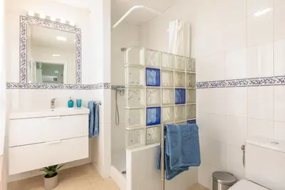 Un baño de AvantiStays San Roman, para disfrutar como un sevillano mas