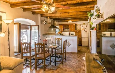 Una cocina o zona de cocina en Gorgeous Home In Hornachuelos With Wifi