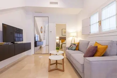 Una televisión o centro de entretenimiento en MuMu Luxury Suite Lirio