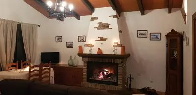 Una televisión o centro de entretenimiento en Casa Rural La Higuera Chica