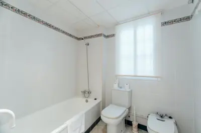Un baño de Bright cozy- 1Bd 1Bth- La Alfalfa