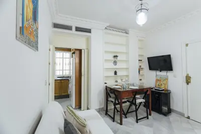 Una televisión o centro de entretenimiento en Bright cozy- 1Bd 1Bth- La Alfalfa
