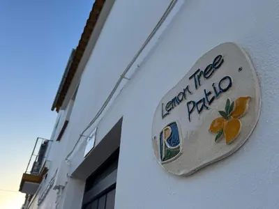 Certificado, premio, señal o documento que está expuesto en Lemon Tree Patio