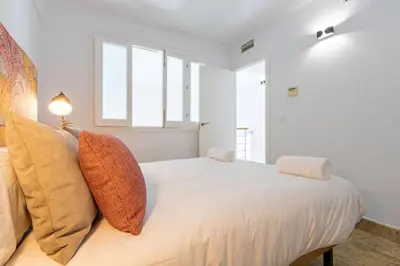 Cama o camas de una habitación en Becas Alameda Duplex by Valcambre