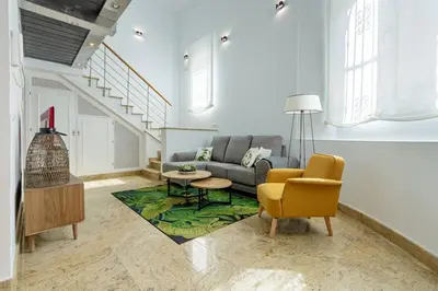 Zona de estar de Becas Alameda Duplex by Valcambre