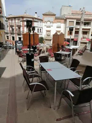 Un restaurante o sitio para comer en Hospedium DLJ Hostal Temático Desde La Judería