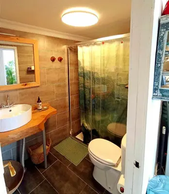 Un baño de Casa Shyshka country cottage
