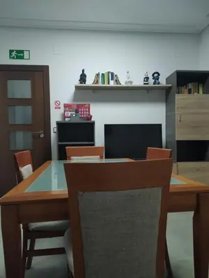 Una televisión o centro de entretenimiento en El LEGADO