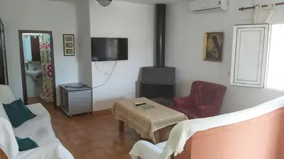 Una televisión o centro de entretenimiento en Casa Rural Los Caballos Finca Canca Alora Caminito del Rey