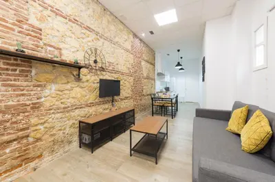 Una televisión o centro de entretenimiento en Home up Qurtuba