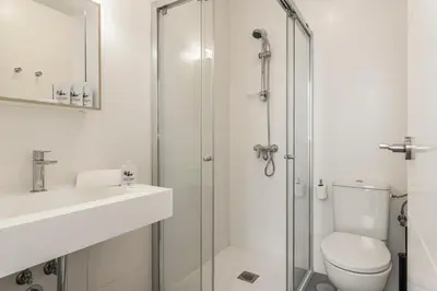Un baño de Pop Art, Dúplex coqueto en el corazón de Sevilla