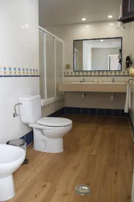 Un baño de La Piquera Hostal