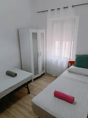 Cama o camas de una habitación en 8 mins walk to Train Station Low Cost Youth Hostel
