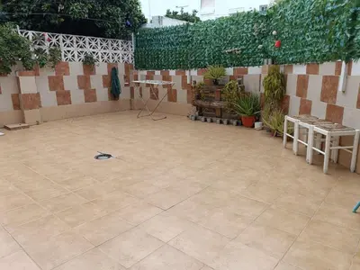 Jardín al aire libre en 8 mins walk to Train Station Low Cost Youth Hostel