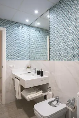 Un baño de Arco Macarena Suite by SHS
