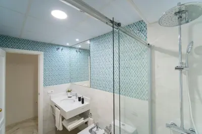 Un baño de Arco Macarena Suite by SHS