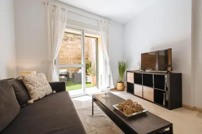 Una televisión o centro de entretenimiento en Sol Suite Apartment with Garden