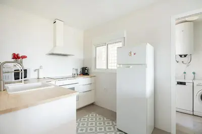 Una cocina o zona de cocina en Apartamento amplio con 4 habitaciones y 2 baños - Great apartment with 4 rooms - 2 baths