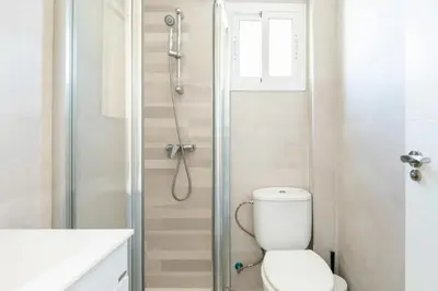 Un baño de Apartamento amplio con 4 habitaciones y 2 baños - Great apartment with 4 rooms - 2 baths