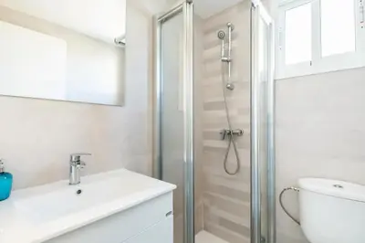 Un baño de Apartamento amplio con 4 habitaciones y 2 baños - Great apartment with 4 rooms - 2 baths