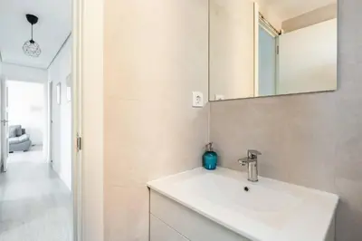 Un baño de Apartamento amplio con 4 habitaciones y 2 baños - Great apartment with 4 rooms - 2 baths