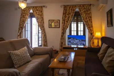 Una televisión o centro de entretenimiento en La Casa de la Lela