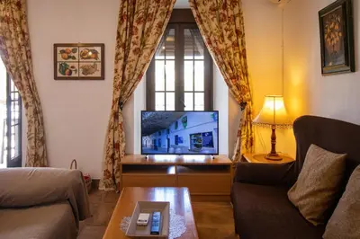 Una televisión o centro de entretenimiento en La Casa de la Lela